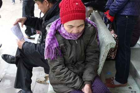 Chùm ảnh: Bệnh nhân và người nhà co ro giữa trời lạnh - 5