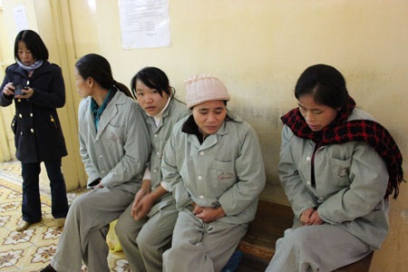 Chùm ảnh: Bệnh nhân và người nhà co ro giữa trời lạnh - 9