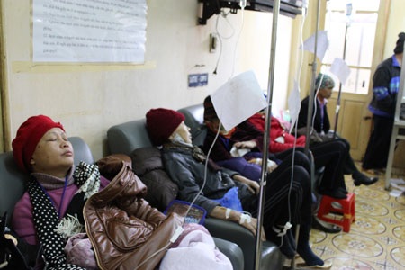 Chùm ảnh: Bệnh nhân và người nhà co ro giữa trời lạnh - 10