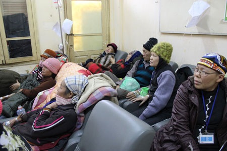 Chùm ảnh: Bệnh nhân và người nhà co ro giữa trời lạnh - 11