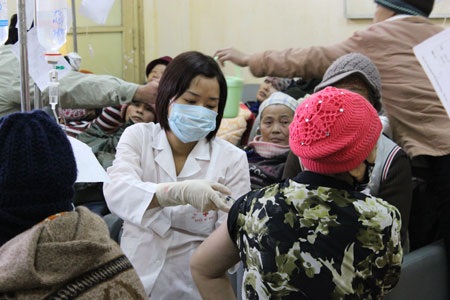 Chùm ảnh: Bệnh nhân và người nhà co ro giữa trời lạnh - 12