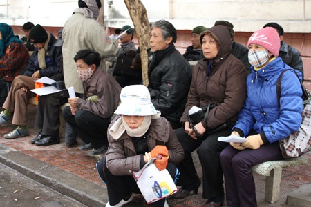 Chùm ảnh: Bệnh nhân và người nhà co ro giữa trời lạnh - 14