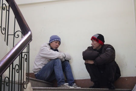 Chùm ảnh: Bệnh nhân và người nhà co ro giữa trời lạnh - 4