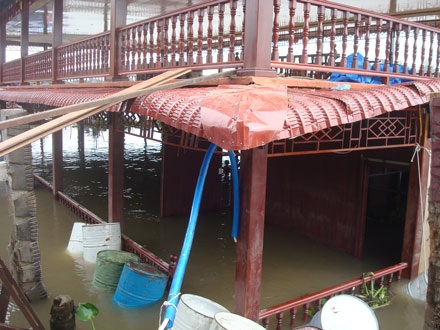 Nhà hàng bị chìm đã nổi lên khoảng 2m - 1