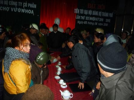 Lãnh đạo thành phố họp bất thường với BQL chợ và các tiểu thương - 1 Lãnh đạo thành phố họp bất thường với BQL chợ và các tiểu thương - 1
