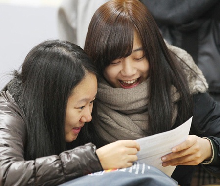 Nữ sinh xứ Hàn ấm áp ngày đông giá - 2 Nữ sinh xứ Hàn ấm áp ngày đông giá - 2