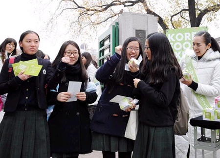 Nữ sinh xứ Hàn ấm áp ngày đông giá - 1 Nữ sinh xứ Hàn ấm áp ngày đông giá - 1