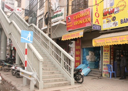 Đặt nhầm chỗ, cầu bộ hành lãng phí tiền tỷ  - 1