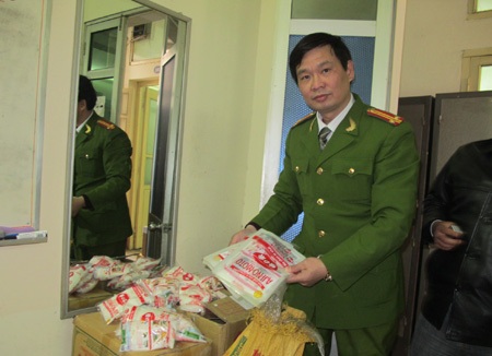 Bắt quả tang cơ sở sản xuất bột ngọt giả - 1