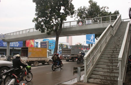 Đặt nhầm chỗ, cầu bộ hành lãng phí tiền tỷ  - 2