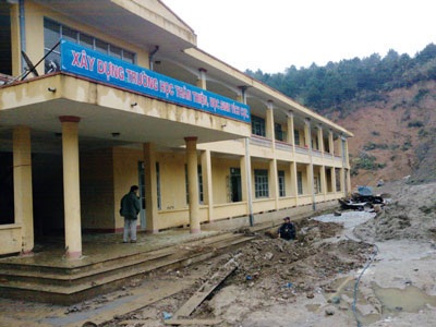 Gãy lan can, 7 học sinh bị rơi xuống đất - 3 Gãy lan can, 7 học sinh bị rơi xuống đất - 3