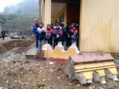 Gãy lan can, 7 học sinh bị rơi xuống đất - 2 Gãy lan can, 7 học sinh bị rơi xuống đất - 2