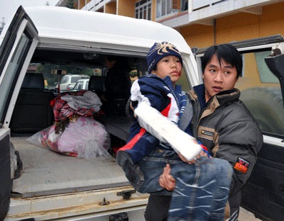 Gãy lan can, 7 học sinh bị rơi xuống đất - 1 Gãy lan can, 7 học sinh bị rơi xuống đất - 1