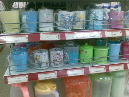 Nhiều cốc thủy tinh, cốc nhựa nghi ngờ độc hại ở các siêu thị, cửa hàng - 2 Nhiều cốc thủy tinh, cốc nhựa nghi ngờ độc hại ở các siêu thị, cửa hàng - 2