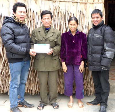 Những con tim kêu cứu tiếp tục đón nhận quà nhân ái - 1