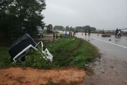 Tránh xe máy, ôtô tải phi xuống hồ - 1