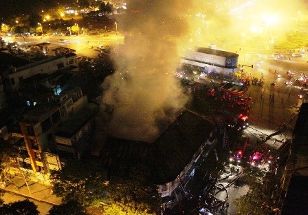 Cháy lớn, gần chục căn nhà cổ bị thiêu rụi - 1