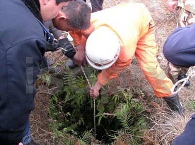 Sống sót sau 2 ngày mất tích dưới giếng sâu hơn 9m  - 2 Sống sót sau 2 ngày mất tích dưới giếng sâu hơn 9m  - 2