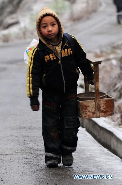 Trẻ em Trung Quốc xách bếp củi đi học - 7 Trẻ em Trung Quốc xách bếp củi đi học - 7