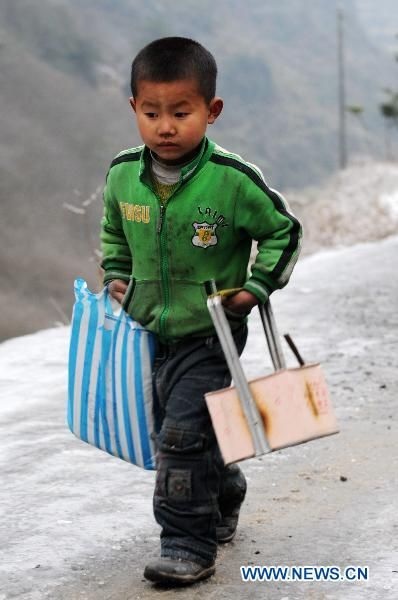 Trẻ em Trung Quốc xách bếp củi đi học - 3 Trẻ em Trung Quốc xách bếp củi đi học - 3