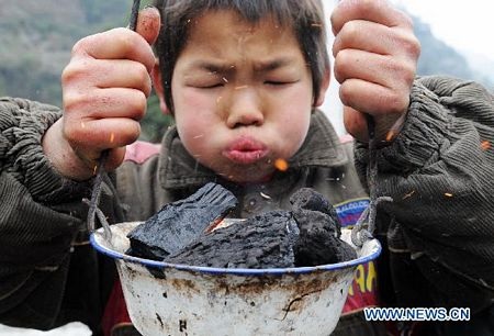 Trẻ em Trung Quốc xách bếp củi đi học - 4 Trẻ em Trung Quốc xách bếp củi đi học - 4