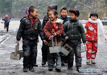 Trẻ em Trung Quốc xách bếp củi đi học - 5 Trẻ em Trung Quốc xách bếp củi đi học - 5