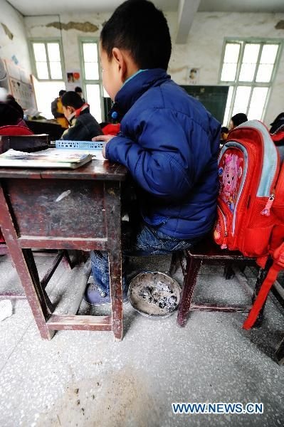 Trẻ em Trung Quốc xách bếp củi đi học - 1 Trẻ em Trung Quốc xách bếp củi đi học - 1