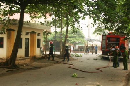 Rò rỉ khí Clo trong khu chung cư, 6 người nhập viện  - 1