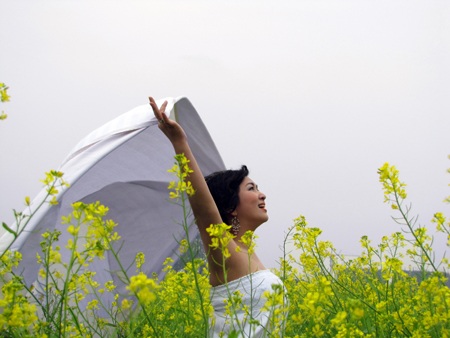 Ca sĩ Hoàng Dung làm duyên bên hoa cải - 1 Ca sĩ Hoàng Dung làm duyên bên hoa cải - 1