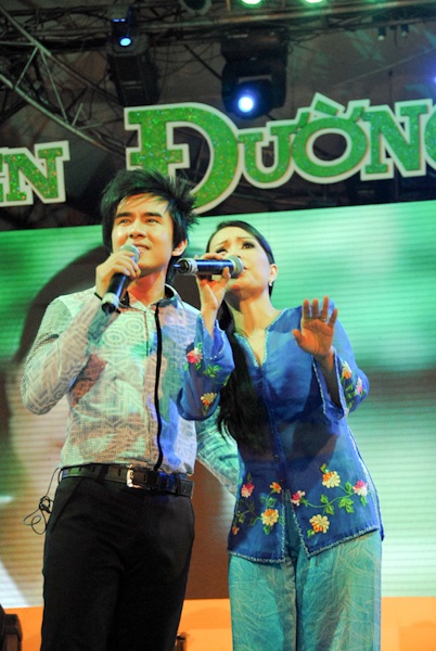 Đan Trường “khóa môi” Thanh Thảo trên sân khấu - 8 Đan Trường “khóa môi” Thanh Thảo trên sân khấu - 8