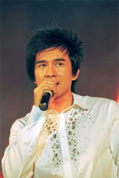 Đan Trường “khóa môi” Thanh Thảo trên sân khấu - 4 Đan Trường “khóa môi” Thanh Thảo trên sân khấu - 4