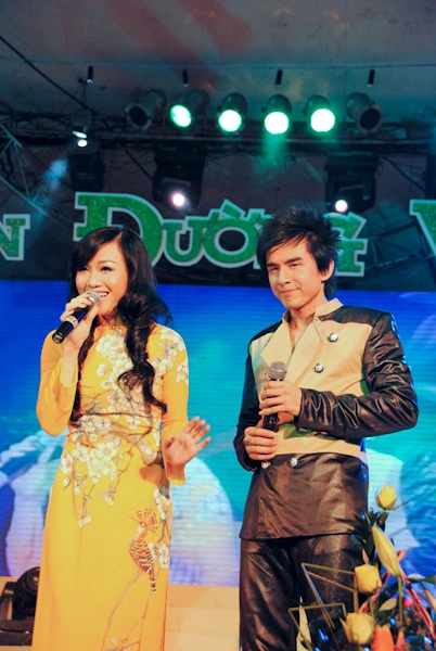 Đan Trường “khóa môi” Thanh Thảo trên sân khấu - 11 Đan Trường “khóa môi” Thanh Thảo trên sân khấu - 11