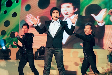 Đan Trường “khóa môi” Thanh Thảo trên sân khấu - 6 Đan Trường “khóa môi” Thanh Thảo trên sân khấu - 6