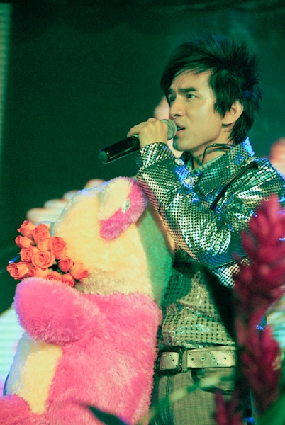 Đan Trường “khóa môi” Thanh Thảo trên sân khấu - 5 Đan Trường “khóa môi” Thanh Thảo trên sân khấu - 5