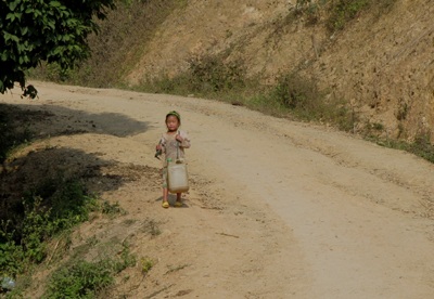 Những đứa trẻ đầu xuân đi xách nước - 1