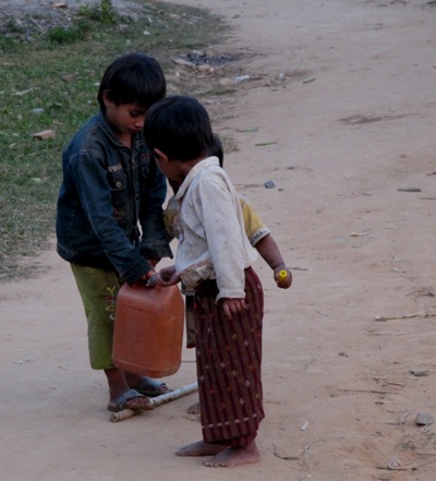 Những đứa trẻ đầu xuân đi xách nước - 4