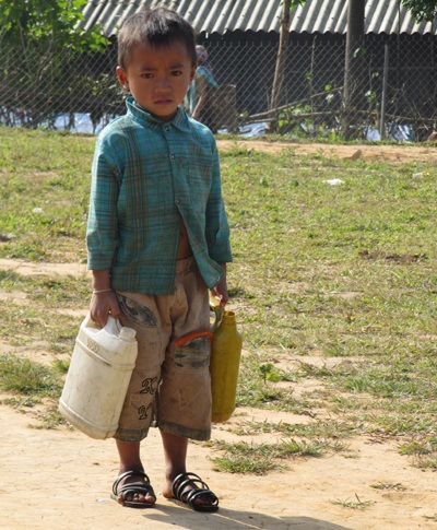 Những đứa trẻ đầu xuân đi xách nước - 2