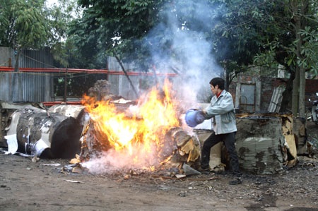 Lửa ngùn ngụt thiêu xưởng in, hàng chục tỷ đồng ra tro - 4