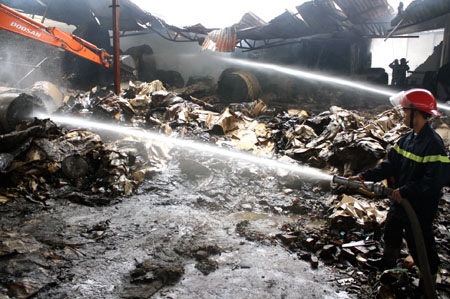 Lửa ngùn ngụt thiêu xưởng in, hàng chục tỷ đồng ra tro - 3