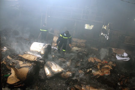 Lửa ngùn ngụt thiêu xưởng in, hàng chục tỷ đồng ra tro - 5