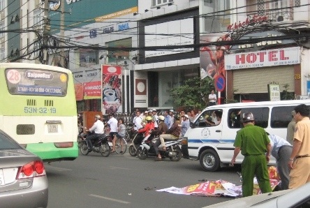  Va chạm với xe buýt 2 người thương vong - 1