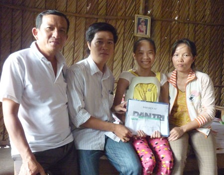 "Bé gái bị vẹo cột sống" nhận quà bạn đọc - 1 "Bé gái bị vẹo cột sống" nhận quà bạn đọc - 1