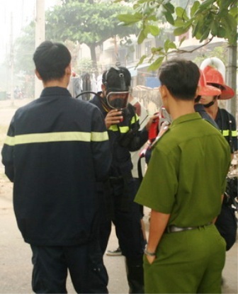 Rò rỉ khí Clo trong khu chung cư, 6 người nhập viện  - 2