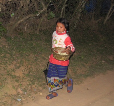 Những đứa trẻ đầu xuân đi xách nước - 9