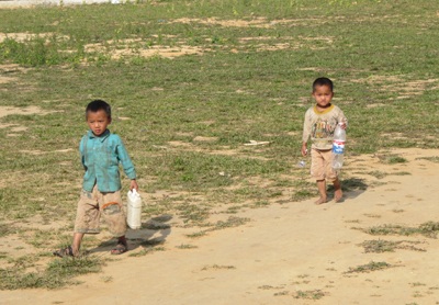 Những đứa trẻ đầu xuân đi xách nước - 7