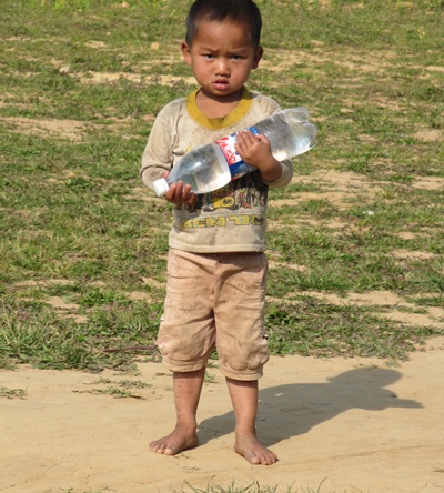 Những đứa trẻ đầu xuân đi xách nước - 6