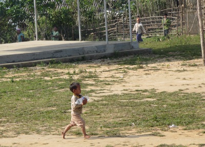 Những đứa trẻ đầu xuân đi xách nước - 5