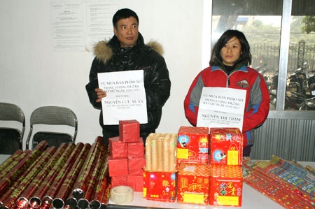 Tạm giữ 2 đối tượng mua bán, vận chuyển hơn 60 kg pháo nổ - 1