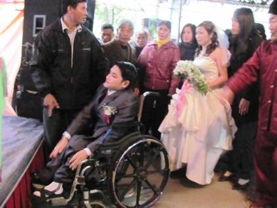 Đám cưới đầy cảm động của đôi uyên ương khuyết tật - 2