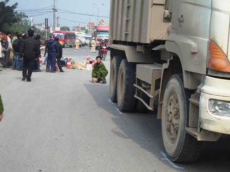 Xe tải tông xe máy, 2 người thương vong - 1